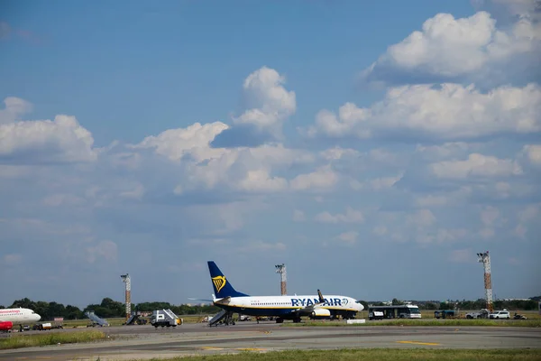 BUCHAREST, ROMANIA - CRCA 2022: Otopeni Uluslararası Havalimanı 'ndaki Ryan Air uçağı yolculara merdiven dayanıyor.