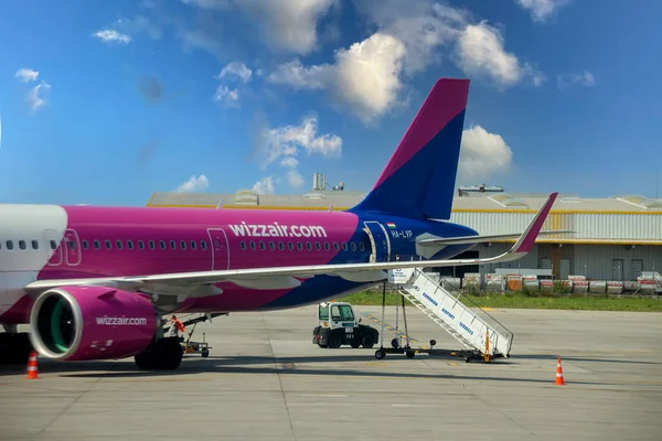 Otopeni, Romanya - 2023 dolaylarında Wizzair uçağı kalkışa hazırlanıyor. Wizzair, Macaristan 'dan gelen bütçeli bir havayolu şirketi.