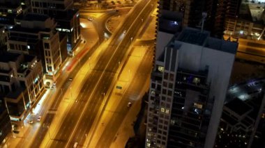 DUBAI, BAE - CIRCA 2022: kavşakta ve binalarda araba trafiğinin güzel manzarası. Kentsel şehir manzarası kavramı veya gelişmiş yenilik, mali teknoloji, enerji gücü soyut