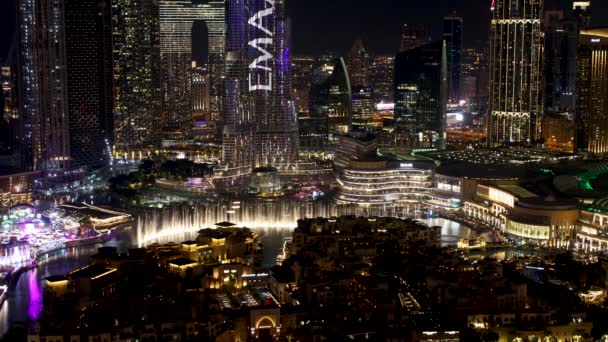 ドバイ アラブ首長国連邦 Circa 2022 新年の夜にドバイでブルジュ ハリファ噴水の広いタイトなショット — ストック動画