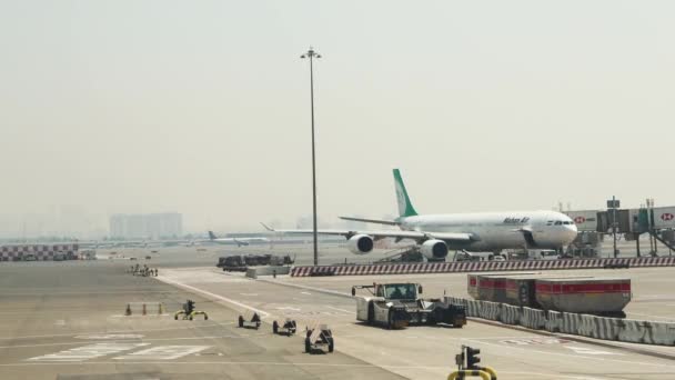 Dubai Emirados Árabes Unidos Circa 2022 Avião Mahan Air Que — Vídeo de Stock