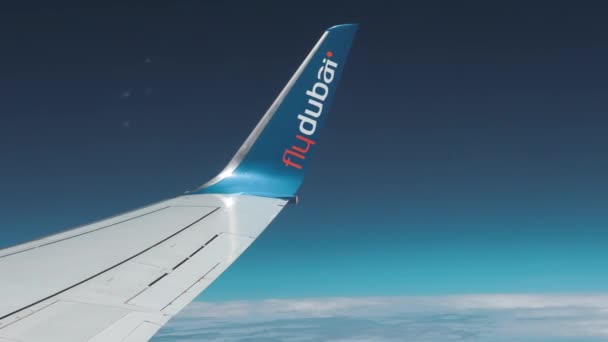 Dubai Uae Circa 2022 在晴朗的天空和乌云的天空中俯瞰着飞行的迪拜机翼 — 图库视频影像