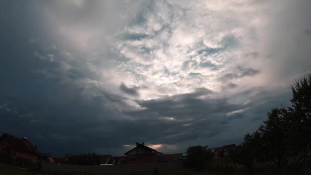 青空と雲の自然の背景 空と太陽と雲 嵐の雲時間の経過 嵐の前に暗い雲が太陽を遮り — ストック動画