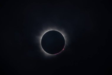 Güneş tutulmasının çarpıcı bir görüntüsü, Ay 'ın karanlık siluetini, güneşin etrafını tamamen kaplayan bir ışık halkası ile gösteriyor..