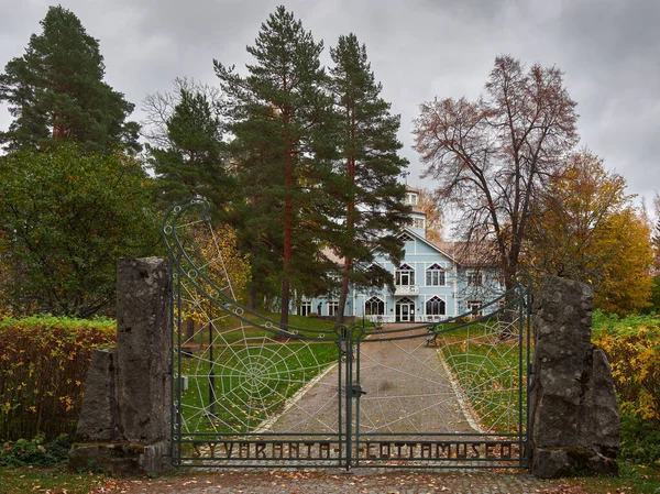 Park Pobliżu Drewnianego Budynku Muzeum Lotty Fińskim Mieście Tuusula Jesień — Zdjęcie stockowe