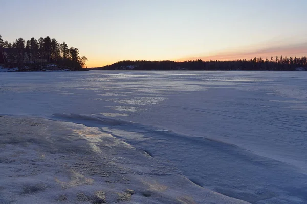 芬兰图苏拉湖上的冬日落山 从Halosenniemi看 — 图库照片