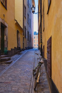 İsveç Stockholm 'ün eski bölümünün dar sokakları ve avluları: İskandinavya' nın başkenti Gamla Stan Adası 'nda güneşli Şubat turizm günü.