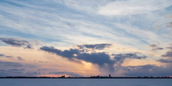 Felhők Naplemente Felett Panorámás Város Sziluett Esőfelhő Gyönyörű Alkonyatkor — Stock Fotó