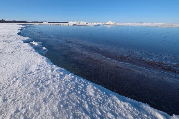 芬兰湾的春天早晨波罗的海 阳光明媚 冰天雪地 蓝白相间 — 图库照片