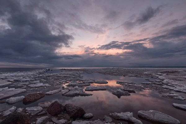 波罗的海芬兰湾冰崩融化 五彩斑斓的天空 — 图库照片