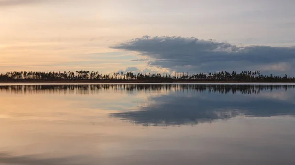 Silhueta Floresta Horizonte Atrás Lago Durante Pôr Sol Reflexão Nuvens — Fotografia de Stock