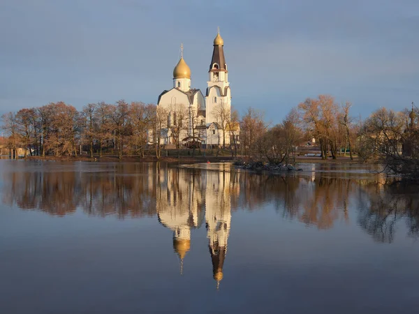 Ortodoks Kilisesi Göl Suyuna Yansıyor Ilkbahar Sabah Güneşi Mayıs — Stok fotoğraf