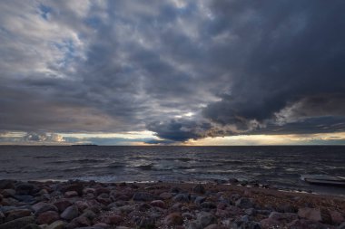 Gün batımında sağanak yağmur bulutu yaklaşıyor: Finlandiya Körfezi kıyıları Baltık Denizi.