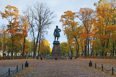 Kronstadt 'taki Petrovsky Parkı: Sonbahar ağaçları, hiç kimse, cazibe merkezi.