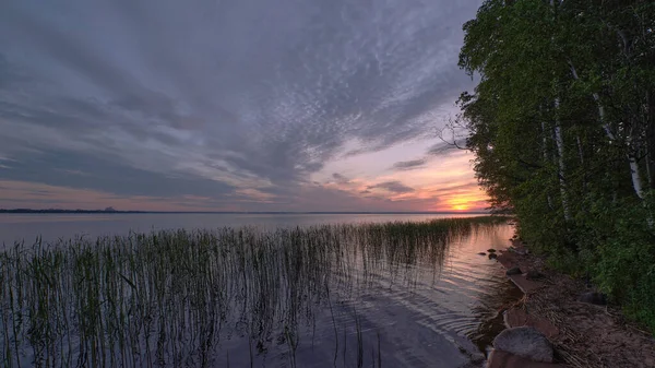 Gölün Arkasında Gün Doğumu Kumlu Kıyı Sabahın Erken Saatlerinde Kuzey — Stok fotoğraf