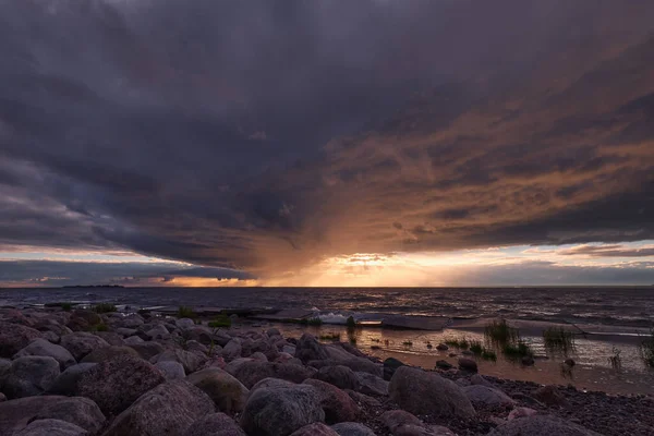 日落时雷雨云逼近 芬兰湾波罗的海海岸 — 图库照片