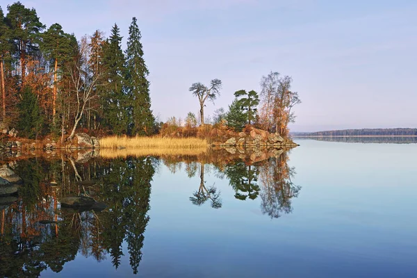 Осенняя Природа Северной Европы Мыс Озере Солнечный День Отражение Леса — стоковое фото