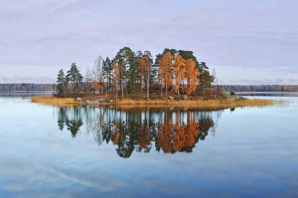Jesienny Charakter Europy Północnej Wyspa Jeziorze Słoneczny Dzień Refleksja Wodzie — Zdjęcie stockowe