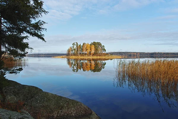 北ヨーロッパの秋の自然 湖の上の島 晴れた日 水の反射 — ストック写真