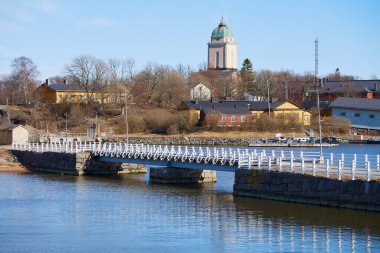 Suomenlinna Kilisesi, eski köprü, Helsinki şehri yakınlarındaki adada eski askeri binalar, Finlandiya 'nın başkenti..
