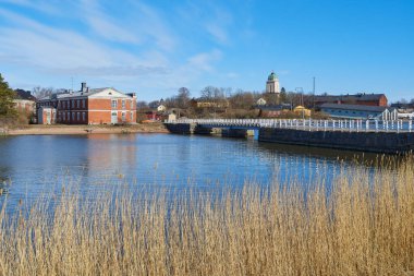 Suomenlinna Kilisesi, eski köprü, Helsinki şehri yakınlarındaki adada eski askeri binalar, Finlandiya 'nın başkenti..