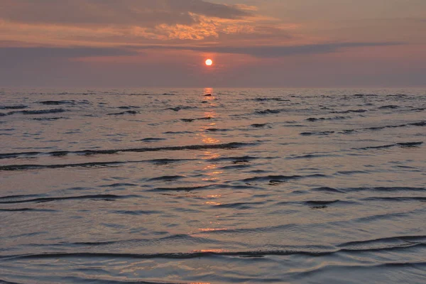 Μακρά Ήρεμα Κύματα Και Ροζ Ηλιοβασίλεμα Κοντά Στην Ακτή Του — Φωτογραφία Αρχείου
