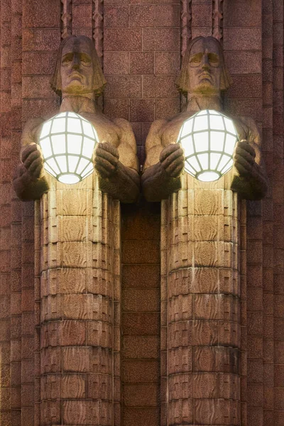 Estátuas Com Lanternas Elementos Fachada Estação Ferroviária Capital Finlândia Europeia — Fotografia de Stock