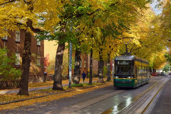 Straßenbahn Der Europäischen Stadt Herbst Historische Holzhäuser Helsinki Kapyla — Stockfoto