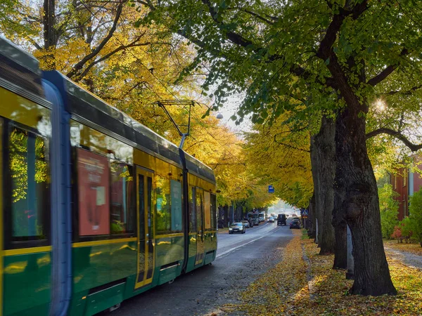 Straßenbahn Der Europäischen Stadt Herbst Historische Holzhäuser Helsinki Kapyla — Stockfoto