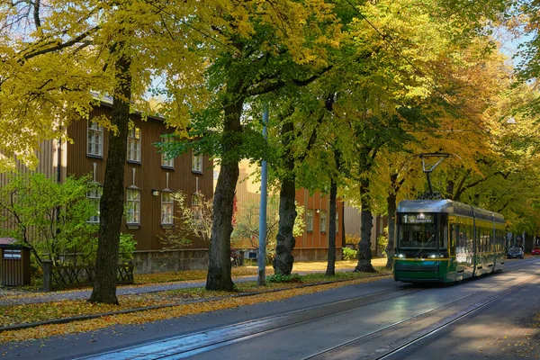 Tramvaj Evropském Městě Podzim Dřevěné Historické Domy Helsinkách Kapyla — Stock fotografie
