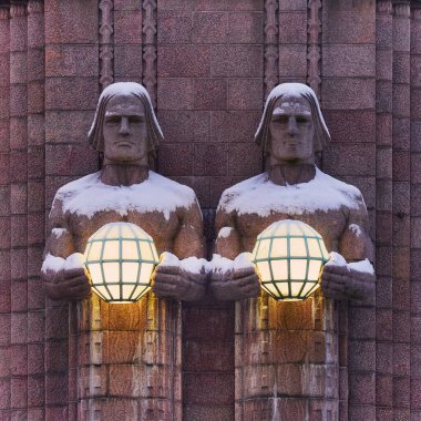 Finlandiya, Helsinki - 26 Kasım 2023. Noel 'den önce Helsinki: dekore edilmiş Avrupa kenti, akşam, turistik yerler, ışıklar, yaşam tarzı, kentsel.