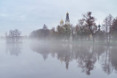 Göl ve St. Petersburg yakınlarındaki Sestroretsk 'teki Ortodoks Kilisesi' nde yoğun sis var..