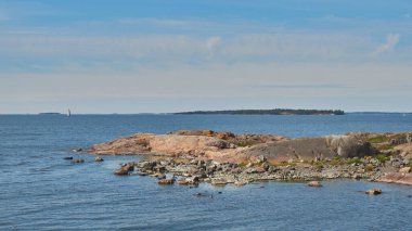 Avrupa Helsinki yakınlarındaki Suomenlinna adasının kıyısı, denizden görünüyor..