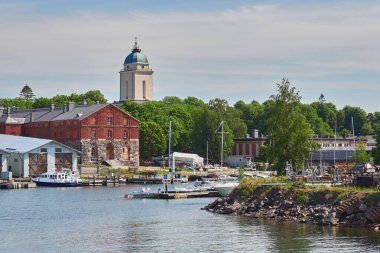 Finlandiya, Helsinki - 16 Temmuz 2023. Avrupa Helsinki yakınlarındaki Suomenlinna adasının kıyısı, denizden görünüyor..