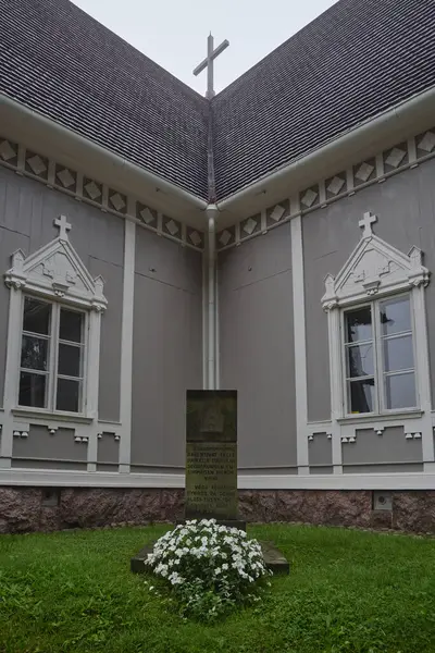 Finlandiya, Tuusula 'daki eski Luteryan kilisesinin yanındaki anıt. Anıtın üzerindeki yazının çevirisi: Atalarımız 1643 yılında bu bölgede Tuusula cemaatinin ilk kilisesini inşa ettiler..