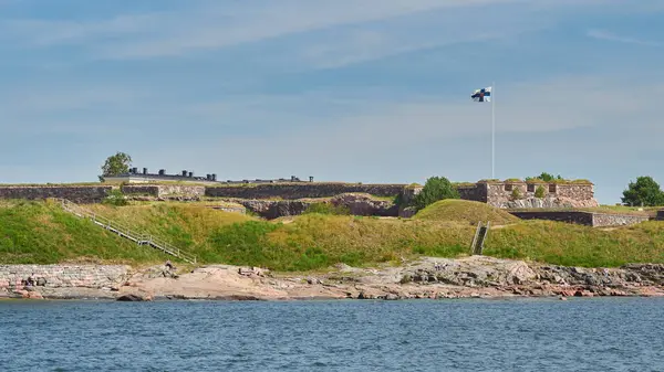 Avrupa Helsinki yakınlarındaki Suomenlinna adasının kıyısı, denizden görünüyor..