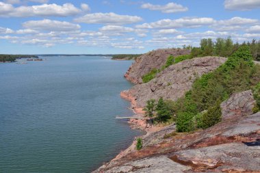 Kuzey Avrupa 'nın doğası: Finlandiya' nın Naantali kentindeki Kuparivuori tepesinden manzara.