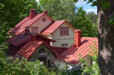 Kuzey Avrupa 'daki modern binalar arasındaki antika: Finlandiya, Naantali, yaz, güneşli gün.