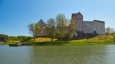 Yaz günü adalardaki Kastelholm Şatosu.