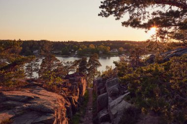 Mariehamn 'ın çekimi: Mariehamn Su Kulesi yakınlarındaki Badhusberget Tepesi' nden görüntü denizin yaklaşık 40 metre yukarısında şehrin batı yakasında yer almaktadır..