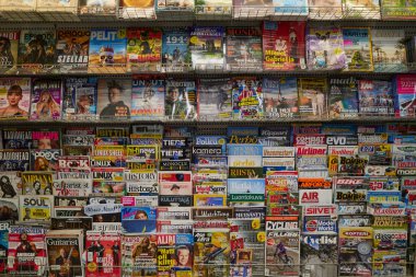 Avrupa 'daki bir süpermarkette rafları ve dergileri olan raflar: çok sayıda farklı modern moda dergileri.