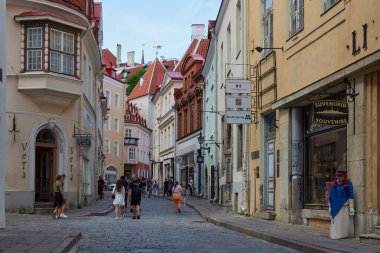 Ortaçağ Avrupa Tallinn 'inin sokaklarında modern turizm hayatı.