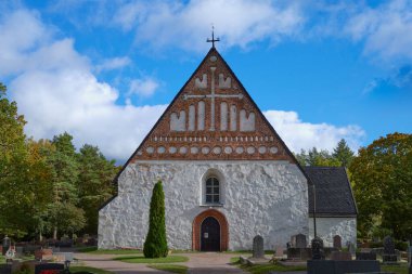 Finlandiya 'nın Loviisa kasabasındaki Ortaçağ Lüteriyen kilise ve mezarlığı.