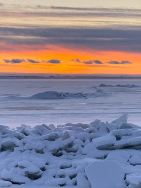 Finlandiya Körfezi 'nin Baltık Denizi' ndeki kış günbatımı manzarası.