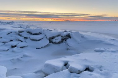 Finlandiya Körfezi 'nin Baltık Denizi' ndeki kış günbatımı manzarası.