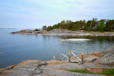 Yazın Hanko Yarımadası kıyısı ve Baltık Denizi Körfezi Körfezi.