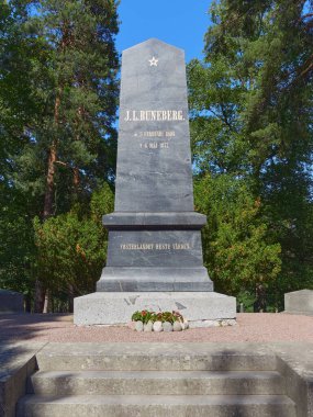 Finlandiya 'nın Porvoo kentindeki mezarlıkta Fin yazar, ulusal şair ve rahip Johan Runeberg' in mezarındaki anıt..