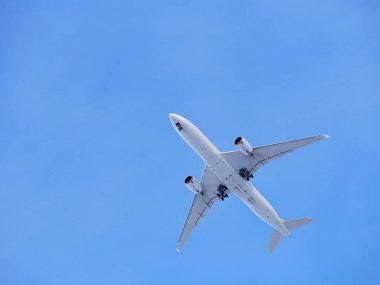 Mavi gökyüzünde uçak: yukarıda, uçağın altında, şasi çıkışı meydana geldi.
