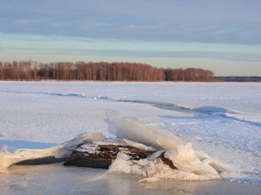 Baltık Denizi 'ndeki Finlandiya Körfezi' nde buzlar eriyor: Mart, gün batımı.