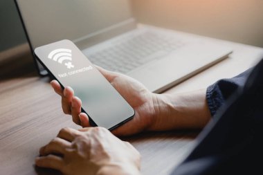 Wi-fi 'ye bağlanmak için cep telefonu kullanan ama Wi-Fi bağlı olmayan bir adam, dijital iş veri formu web sitesi yüklemeyi bekliyor, akıllı telefon ile wifi' ye bağlanmayı bekleme kavramı.
